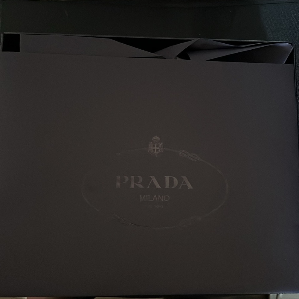Prada - Picture 2 of 5